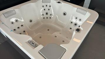Aquavia Aquafive 5 jacuzzi hottub buitenspa 2 ligplaatsen beschikbaar voor biedingen