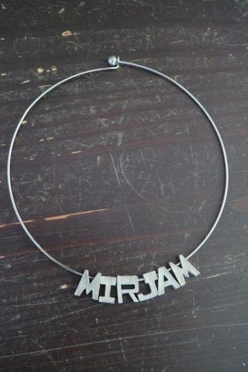 Zilverkleurige ketting met de naam Mirjam beschikbaar voor biedingen