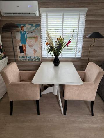 Witte eettafel en 2 stoelen beschikbaar voor biedingen