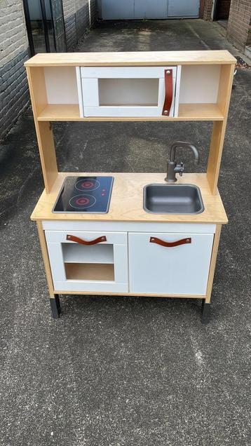 Mooi keukentje met twee stoeltjes beschikbaar voor biedingen