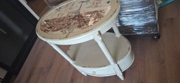 Bijzettafeltje  beschikbaar voor biedingen