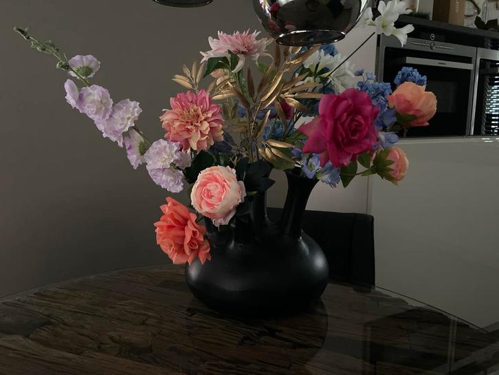 Toetervaas met zijden bloemen, Huis en Inrichting, Woonaccessoires | Vazen, Zo goed als nieuw, Overige kleuren, Minder dan 50 cm