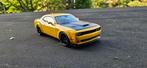 1:18 Dodge challenger SRT Hellcat yellow AutoArt, Hobby en Vrije tijd, Modelauto's | 1:18, Ophalen of Verzenden, Zo goed als nieuw