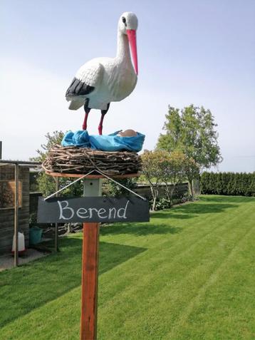 Ooievaar op nest beschikbaar voor biedingen