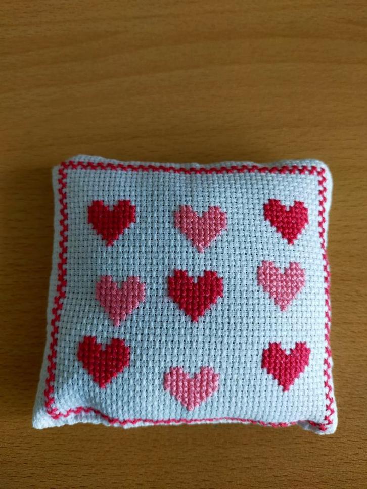 Handgemaakt Speldenkussen met Hartjes, Huis en Inrichting, Woonaccessoires | Kussens, Nieuw, Wit, Vierkant, Ophalen