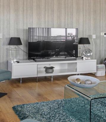 Tv-meubel hoogglans  met chromen poten beschikbaar voor biedingen