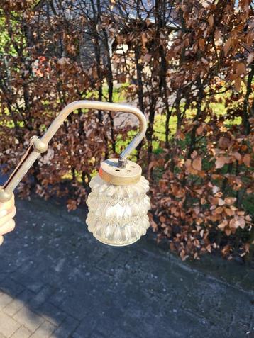 Retro wandlamp met glas en metalen arm beschikbaar voor biedingen