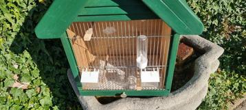   Stevige houten vogelkooi voor buiten en binnen. beschikbaar voor biedingen