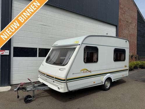Swift Toscane 390 + voortent, Caravans en Kamperen, Caravans, Bedrijf, tot en met 4, 750 - 1000 kg, Treinzit, Swift, Dwarsbed