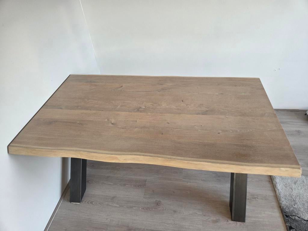 Eikenhouten eettafel met boomstameffect - Loods5, Huis en Inrichting, Tafels | Eettafels, Ophalen, Zo goed als nieuw, Industrieel