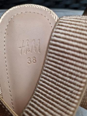Mooie roze schoenen van de H en M beschikbaar voor biedingen