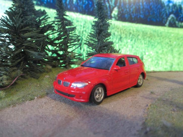 1:64 BMW 1-Serie - Welly rood, Hobby en Vrije tijd, Modelauto's | Overige schalen, Gebruikt, Auto, Ophalen of Verzenden