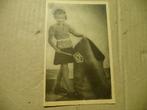 Meisje met mattenklopper, Ongelopen, Kinderen, Ophalen of Verzenden, 1920 tot 1940