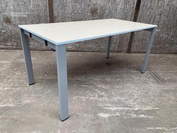 Gebruikte bureaus 160x80cm - instelbare hoogte beschikbaar voor biedingen