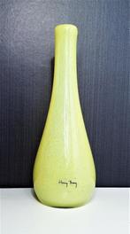 Geel groene glazen vaas gesigneerd Henry Dean 2603, Huis en Inrichting, Minder dan 50 cm, Groen, Glas, Ophalen of Verzenden