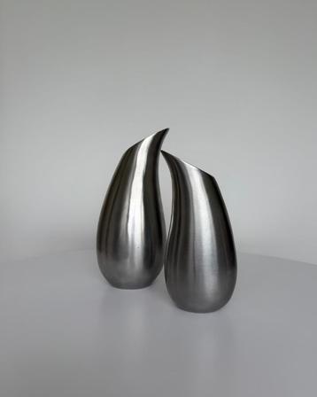Vintage teardrop shaped vases made of brushed aluminium beschikbaar voor biedingen
