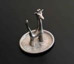 Verzilverde giraf, Ophalen