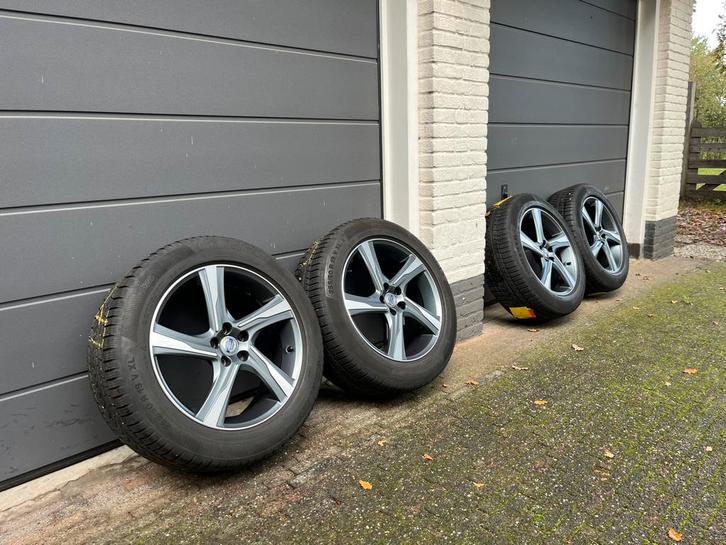 Volvo XC90 R-design 19” Continental winterset 255/50/19, Auto-onderdelen, Banden en Velgen, Banden en Velgen, Winterbanden, 18 inch