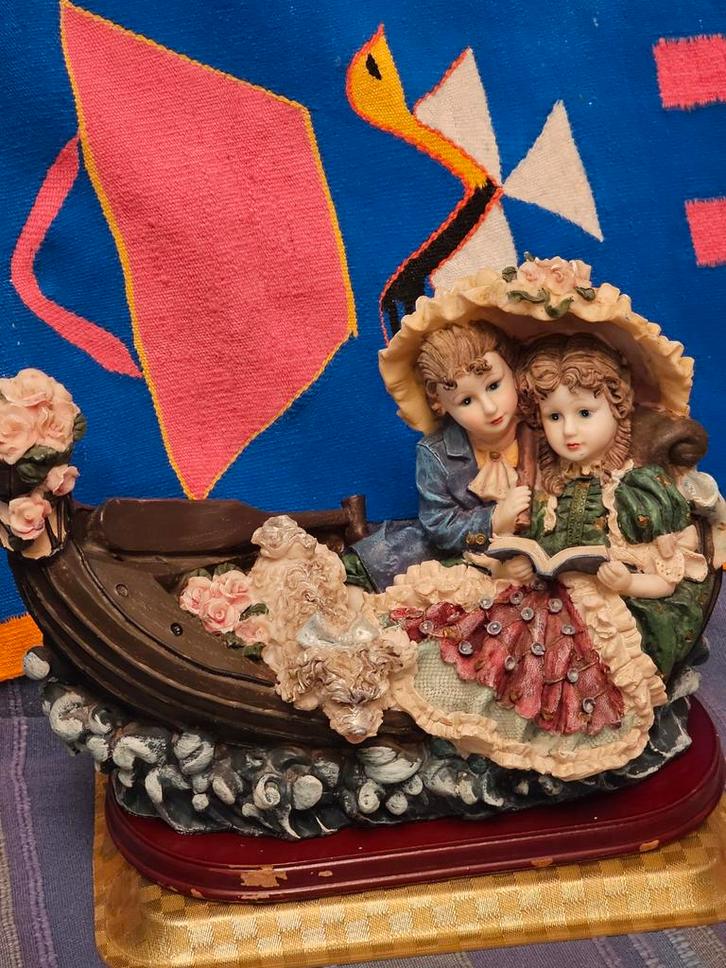 Hars Figuur: Jongen & Meisje in Boot (Mireolla Collection), Antiek en Kunst, Kunst | Beelden en Houtsnijwerken, Ophalen of Verzenden