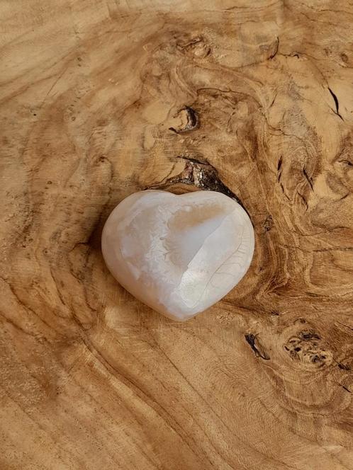 Schattig Bloemagaat hartje., Verzamelen, Mineralen en Fossielen, Mineraal, Ophalen of Verzenden