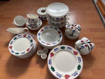 Boerenbont servies beschikbaar voor biedingen