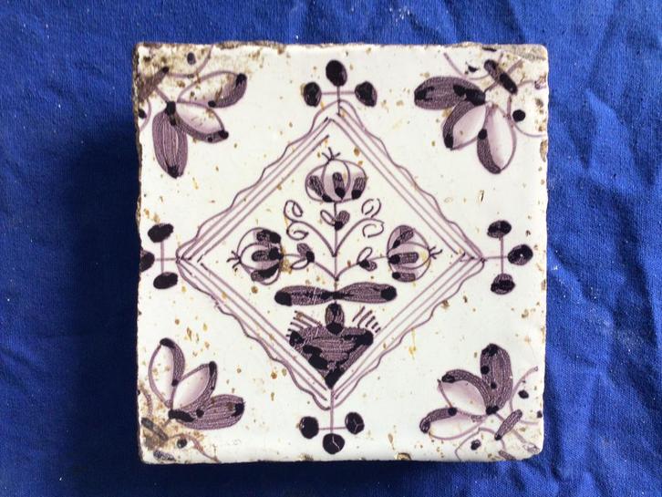 Antieke tegel, driebloem met lelie-achtige hoekmotieven, Antiek en Kunst, Antiek | Wandborden en Tegels, Ophalen of Verzenden