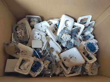 Divers schakelmateriaal  beschikbaar voor biedingen