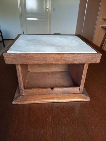 Houten Stoof Grootmoederstijd beschikbaar voor biedingen