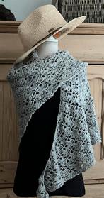 Licht blauw gehaakte omslagdoek/shawl, Verzenden, Zo goed als nieuw, Maat 38/40 (M), Sjaal