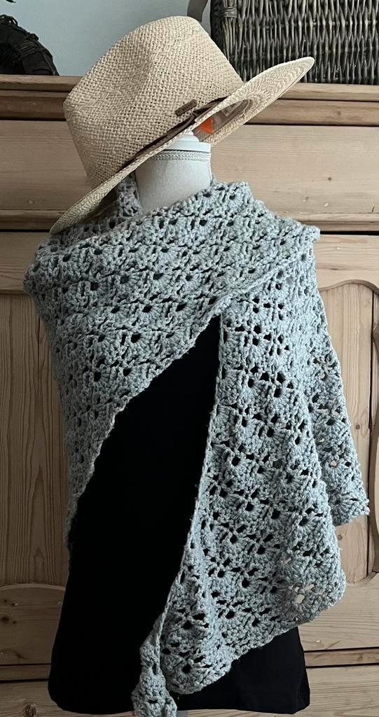 Licht blauw gehaakte omslagdoek/shawl, Kleding | Dames, Mutsen, Sjaals en Handschoenen, Zo goed als nieuw, Sjaal, Maat 38/40 (M)