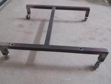 FRAME MET 4 DRAAI WIELTJES – VOOR ZELF MAKEN SALONTAFEL ENZ beschikbaar voor biedingen