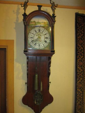 Antieke originele friese staartklok met landschaps tafereel beschikbaar voor biedingen