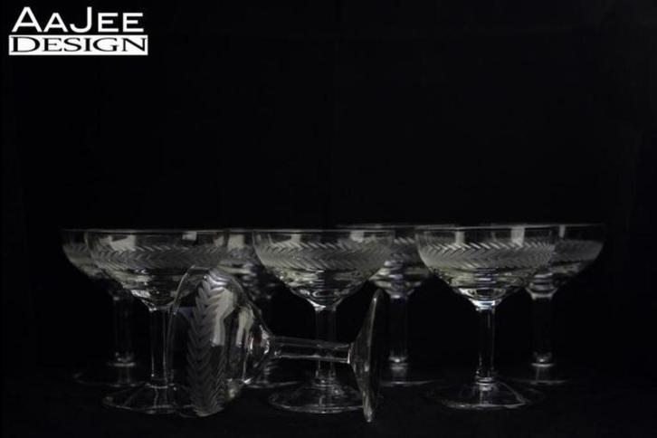 8 Likeurcoupes - Met fraaie gravering - Kristal, Antiek en Kunst, Antiek | Glas en Kristal, Ophalen of Verzenden