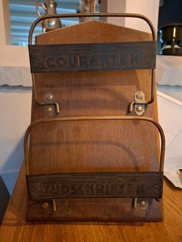 Vintage kranten- en tijdschriftenhouder beschikbaar voor biedingen