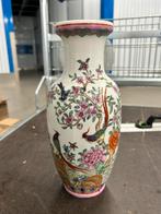 Porseleinen handbeschilderde vaas met Famille Rose decoratie, Ophalen of Verzenden