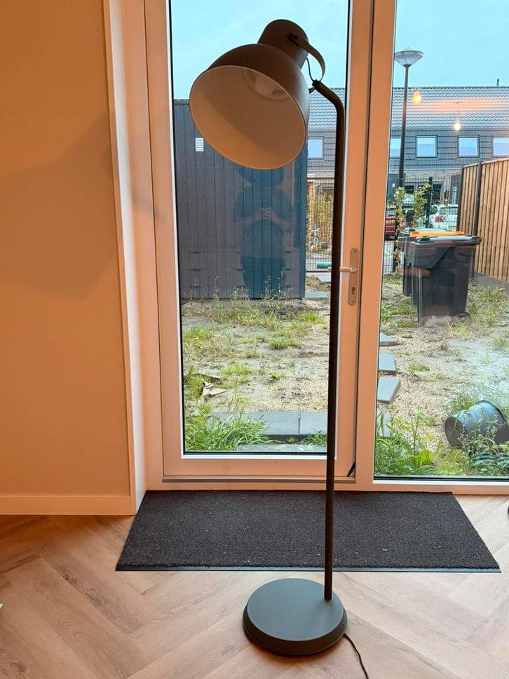 IKEA HEKTAR staande lamp – industrieel design, Huis en Inrichting, Lampen | Vloerlampen, Zo goed als nieuw, 150 tot 200 cm, Ophalen