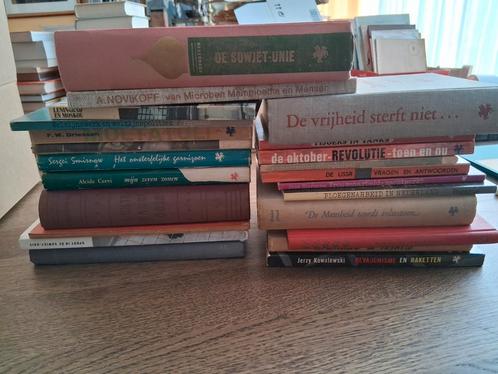 Doos boeken communistische uitgeverij Pegasus, Boeken, Politiek en Maatschappij, Gelezen, Maatschappij en Samenleving, Nederland