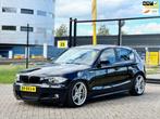 BMW 1-serie 120i M-PAKKET/XENON/6BAK/NAVI/5DEURS, Auto's, Achterwielaandrijving, 4 cilinders, 150 pk, Zwart