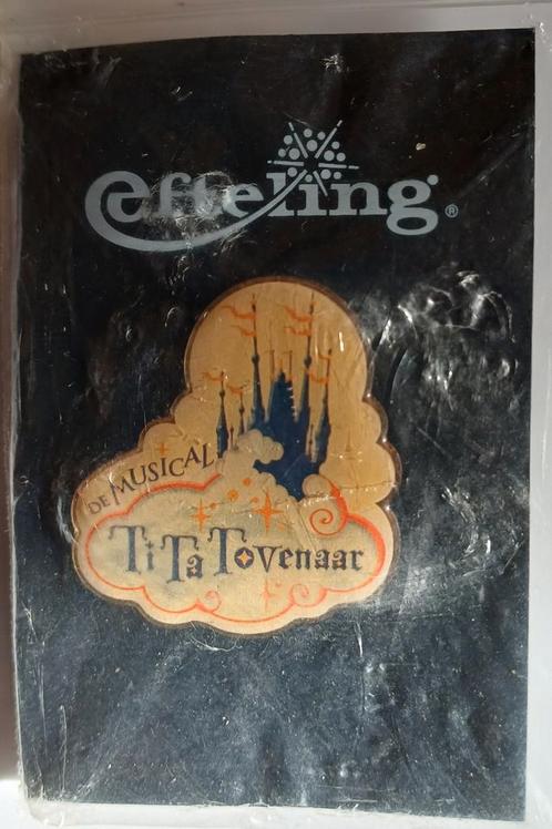 Efteling pin op kaartje Tita tovenaar., Verzamelen, Efteling, Zo goed als nieuw, Button of Speldje, Ophalen