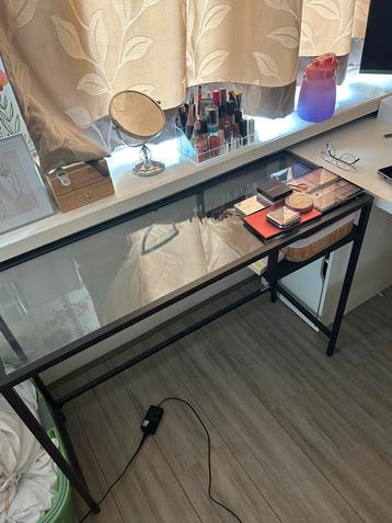 Zwarte make-up tafel