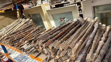 Oude trapspijlen / balusters / trappalen van metaal en hout.