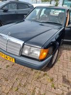 De Mercedes-Benz W124 200d uit 1989, Auto's, Mercedes-Benz, Zwart, Bruin, Diesel, Particulier