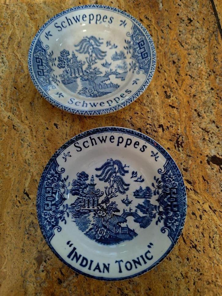 twee porseleinen Schweppes schaaltjes/onderzetters, Verzamelen, Porselein, Kristal en Bestek, Zo goed als nieuw, Bord of Schaal