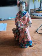 Porseleinen beeldje van een dame, 23 cm, Antiek en Kunst, Ophalen of Verzenden