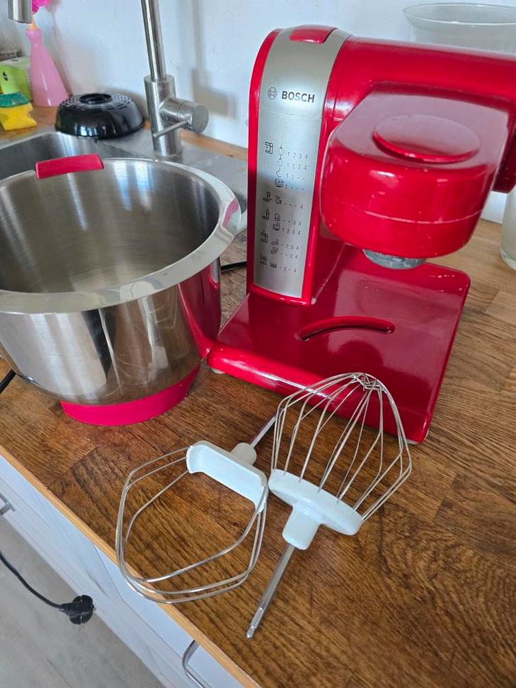 Bosch Keukenmachine - Rood, Witgoed en Apparatuur, Keukenmixers, Gebruikt, 4 liter of meer, 3 snelheden of meer, Ophalen of Verzenden
