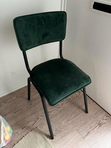 Donkergroene, comfortabele stoel beschikbaar voor biedingen
