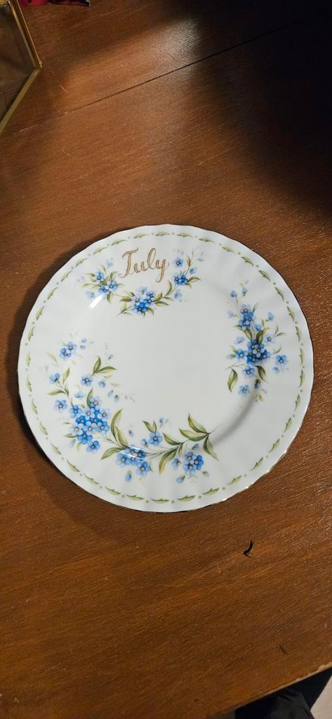 Royal Albert Gebaksbordje - Juli, Antiek en Kunst, Antiek | Schalen, Ophalen of Verzenden