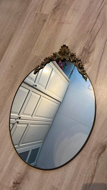 Ovalen goudkleurige vintage spiegel met messing  beschikbaar voor biedingen