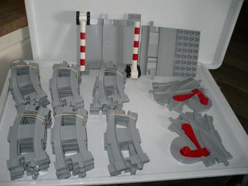 duplo  rails in de licht grijse kleur beschikbaar voor biedingen