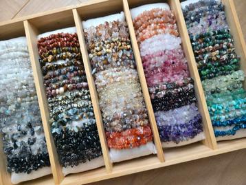 Edelsteen split armbanden in verschillende materialen  beschikbaar voor biedingen